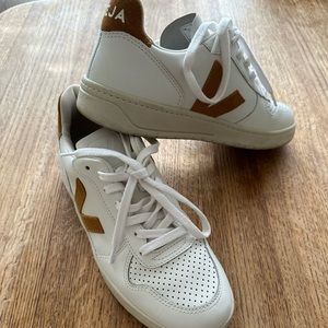 Veja V-10 sneaker